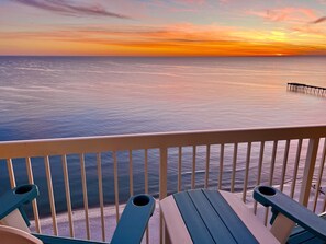 Ein Balkon mit Blick auf das Meer und einen Steg.