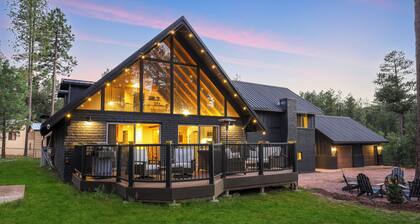 Spacious and Modern Pet-Friendly Chalet in the Pines—perfect for large groups!