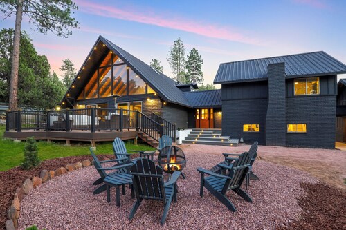 Spacious and Modern Pet-Friendly Chalet in the Pines—perfect for large groups! 