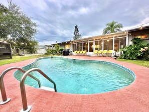 A heated pool - The Sputnik • Sleeps 20 • Pool • 10 minutes to Beaches • Family-Friendly (Largo)