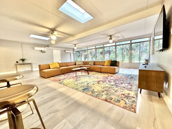 Smart TV - The Sputnik • Sleeps 20 • Pool • 10 minutes to Beaches • Family-Friendly (Largo)