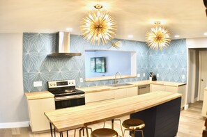 Fridge, microwave, oven, stovetop - The Sputnik • Sleeps 20 • Pool • 10 minutes to Beaches • Family-Friendly (Largo)