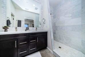 Dusche, Haartrockner, Handtücher