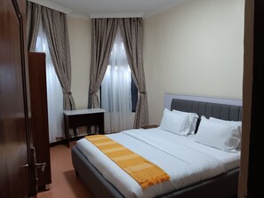 Cortinas blackout, ferros/tábuas de passar roupa, Wi-Fi de cortesia