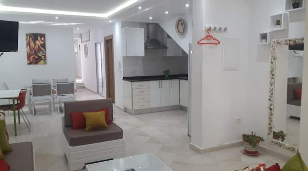 Un appartement moderne comprenant un salon, un coin repas et une cuisine.