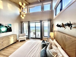 3 bedrooms, desk, iron/ironing board, free WiFi - Majestic Oceanfront Chalet - Hot tub and Sauna- Private (South Shore)
