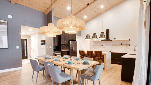 Una cocina moderna con armarios de madera, una isla central e iluminación colgante.