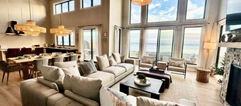 Majestic Oceanfront Chalet - Hot tub and Sauna- Private