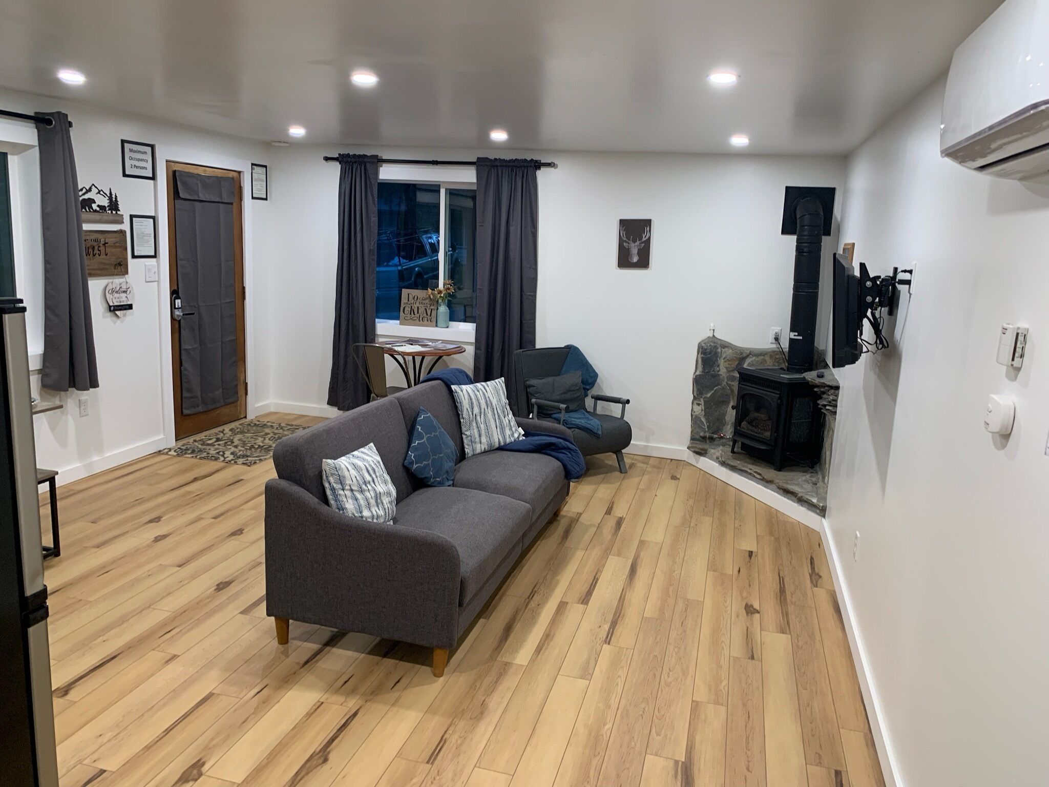 1Bed/1Bath Newly Remodeled Full Kitchen ne ar main street 44 miles from Yosemite