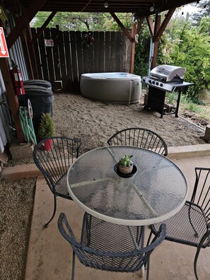 Outdoor dining - 1Bed/1Bath Newly Remodeled Full Kitchen ne ar main street 44 miles from Yosemite (Mariposa)