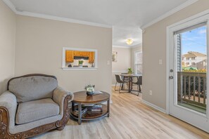 Smart TV, books - Ocean Bliss: Cozy Apartment Retreat in Norfolk D (Norfolk)
