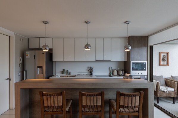 Fridge, microwave, oven, stovetop - Departamento a pasos de principales mall, y sector gastronomico. (Las Condes)