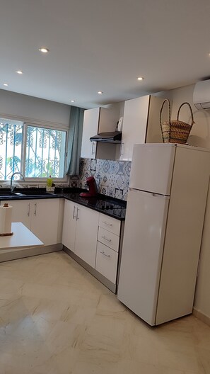 雪櫃、微波爐、焗爐、爐具