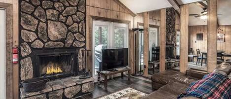 Una televisión, una chimenea