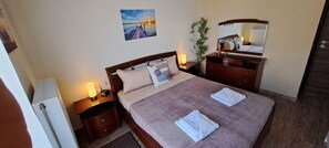 2 habitaciones, escritorio, tabla de planchar con plancha y wifi gratis 