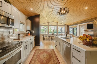 The Wolf’s Den - Modern Lakefront Cottage