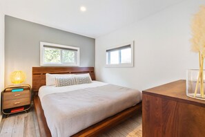 4 bedrooms, iron/ironing board, free WiFi, bed sheets - The Wolf’s Den - Modern Lakefront Cottage (Bancroft)