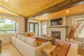 Smart TV, chimenea, libros y estéreo 