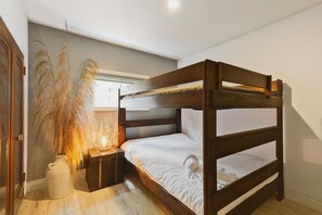 4 bedrooms, iron/ironing board, free WiFi, bed sheets