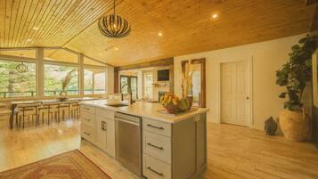 Jääkaappi, mikroaaltouuni, uuni, liesi