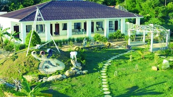 Standaard tweepersoonskamer, 1 kingsize bed, uitzicht op tuin | Een kluis op de kamer, een bureau, gratis wifi, beddengoed