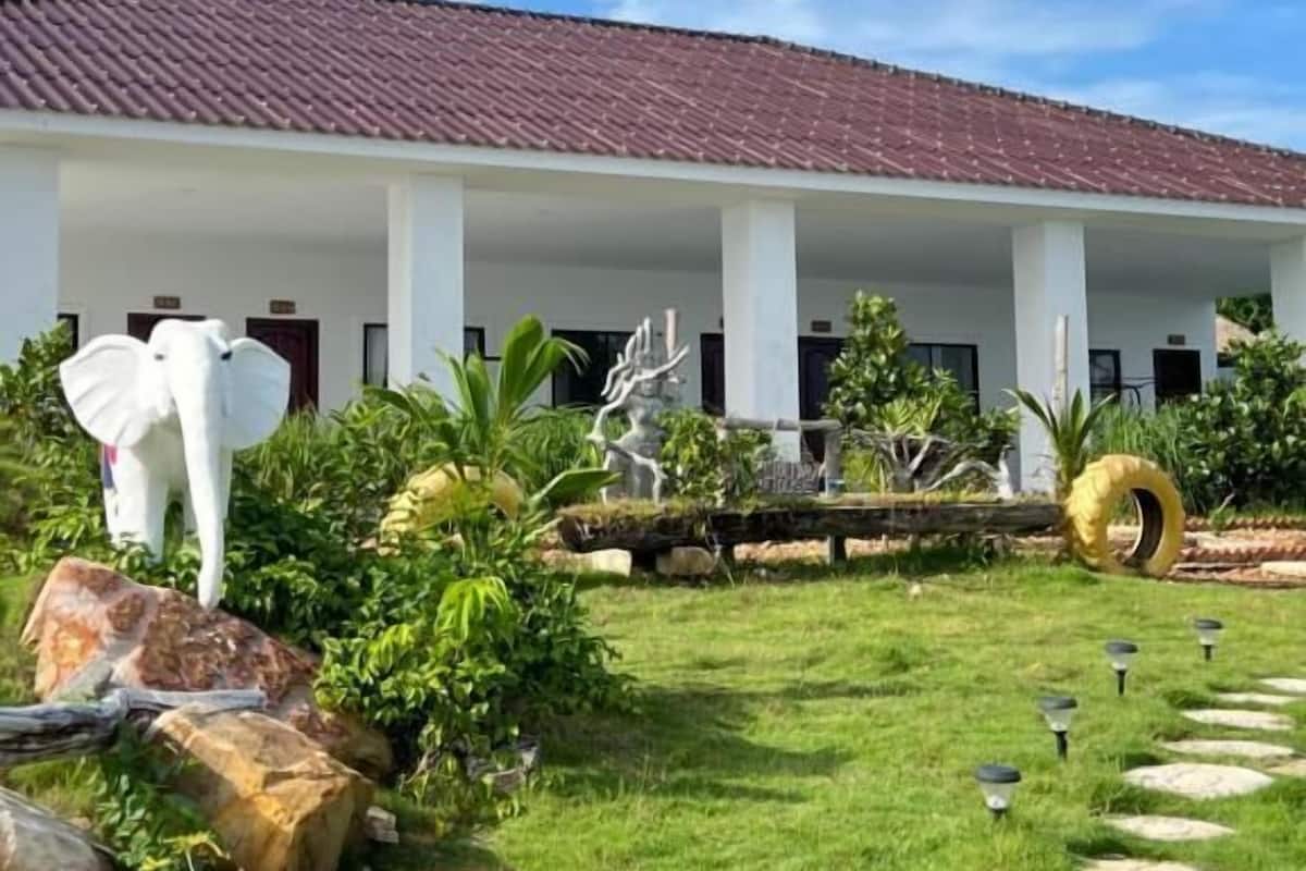 Deluxe Double Room | 1 bedroom, in-room safe, desk, free WiFi