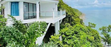 Elite Double Room | In-room safe, desk, free WiFi, bed sheets