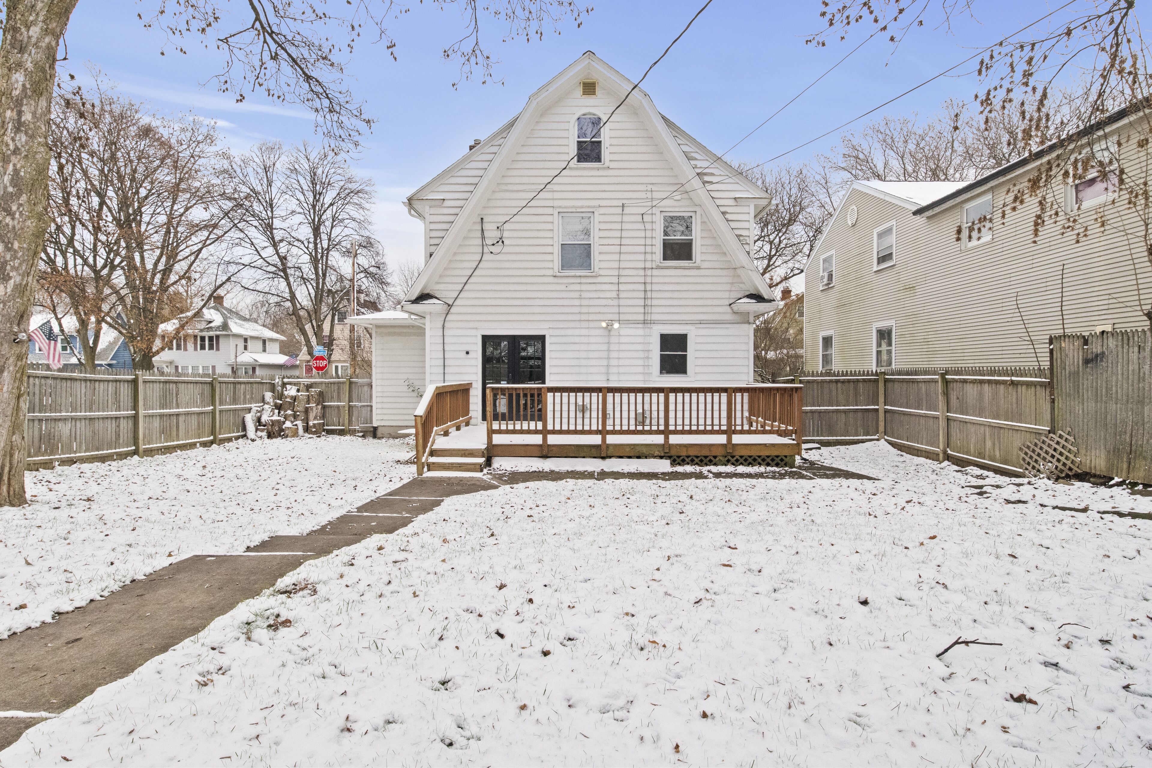 3 Bedroom House - Close to Lake Ontario!