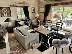 Een televisie, een dvd-speler, een tafeltennistafel en boeken