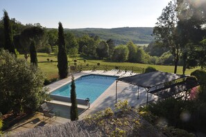 Een verwarmd zwembad