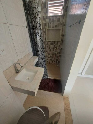 Shower, bidet, towels, toilet paper