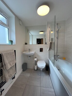A modern bathroom with a sink, toilet, and shower. - Charming Central Torquay Cottage (Torquay)
