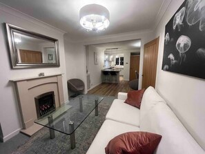 Living area - Charming Central Torquay Cottage (Torquay)