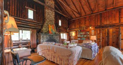 Waterfront Log Cabin Private Community Beach. CLOSEST TO TOWN less 10 min walk!