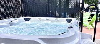 Tiny Home with Hot Tub Near Ft. Leonard Wood!