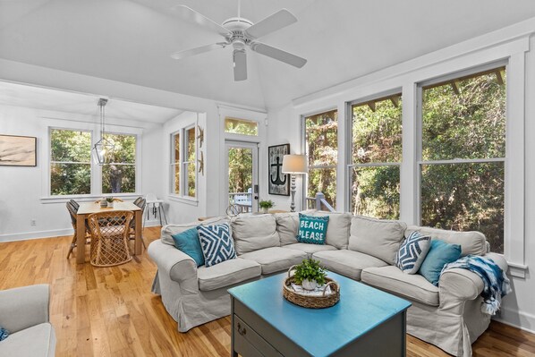 Smart-tv, eldstad, ett bordtennisbord och böcker