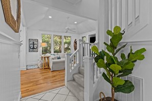 Smart-tv, eldstad, ett bordtennisbord och böcker