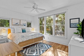 3 sovrum, skrivbord, strykjärn/strykbräda och resesäng