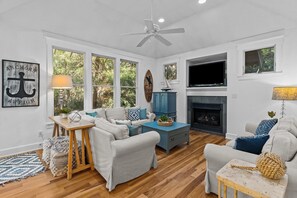 Téléviseur connecté, foyer, table de ping-pong, livres