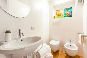 Dusj, hårføner, bidé og håndklær