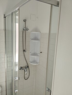 Séchoir à cheveux, serviettes fournies, savon, shampooing
