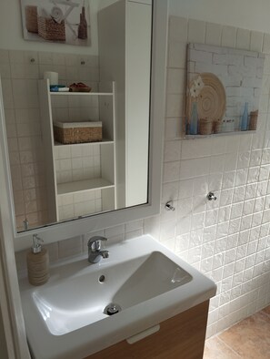 Sèche-cheveux, serviettes fournies, savon, shampoing