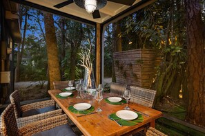 Outdoor dining - Whispering Woods Cottage - A Tranquil Escape (Jupiter)