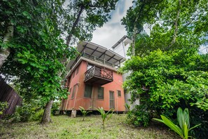 Exterior - Cosy, personal, family-friendly nature retreat surrounded by trees and fresh air (Aburi)