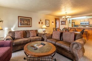 Smart-TV, Kamin, Bücher