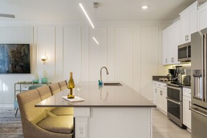 Fridge, microwave, oven, stovetop - Stunning House at Storey Lake close to Disney (Kissimmee)