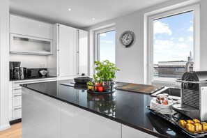 Kylskåp, mikrovågsugn, ugn och spishäll