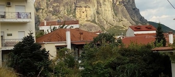 A beautiful house, close to the city centre and only five minutes from Meteora.