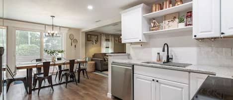 Kylskåp, mikrovågsugn, ugn och spishäll