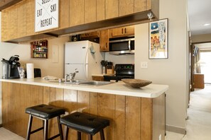 Refrigerador, microondas, horno, placa de cocina